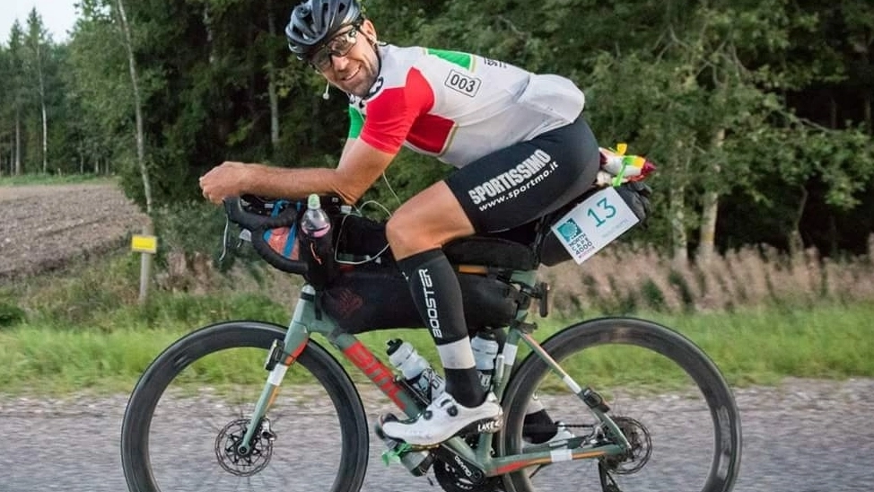 Paolo Botti ripreso in sella alla sua bici durante la ’North Cape 4000’