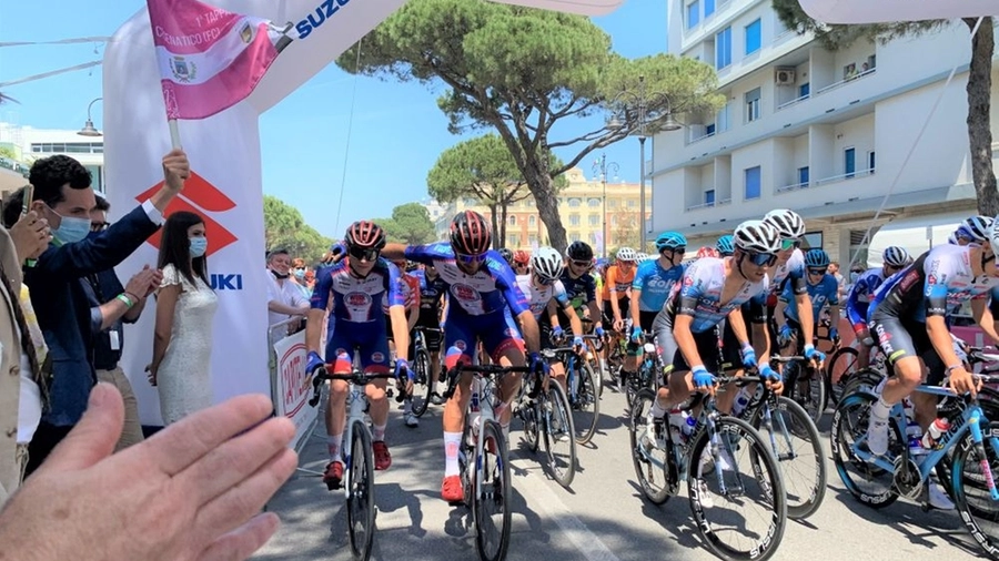La partenza della prima tappa del Giro d'Italia under 23 a Cesenatico (foto Mascellani)