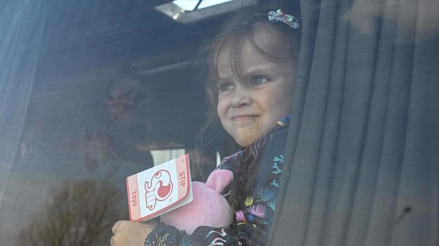 Una bimba ucraina in fuga dalla guerra (Ansa)