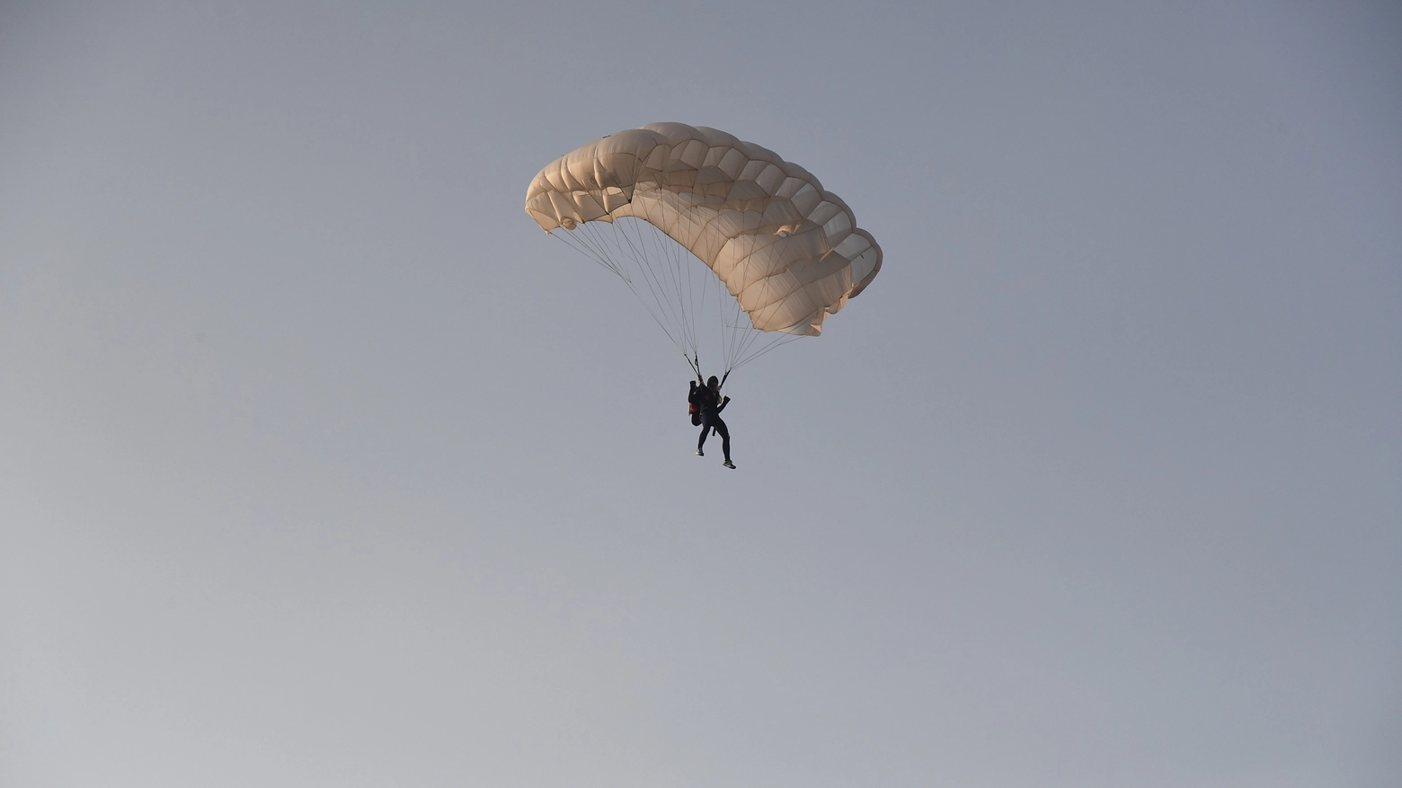 Paracadutista in volo