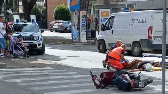 Scooter contro auto, traffico in tilt