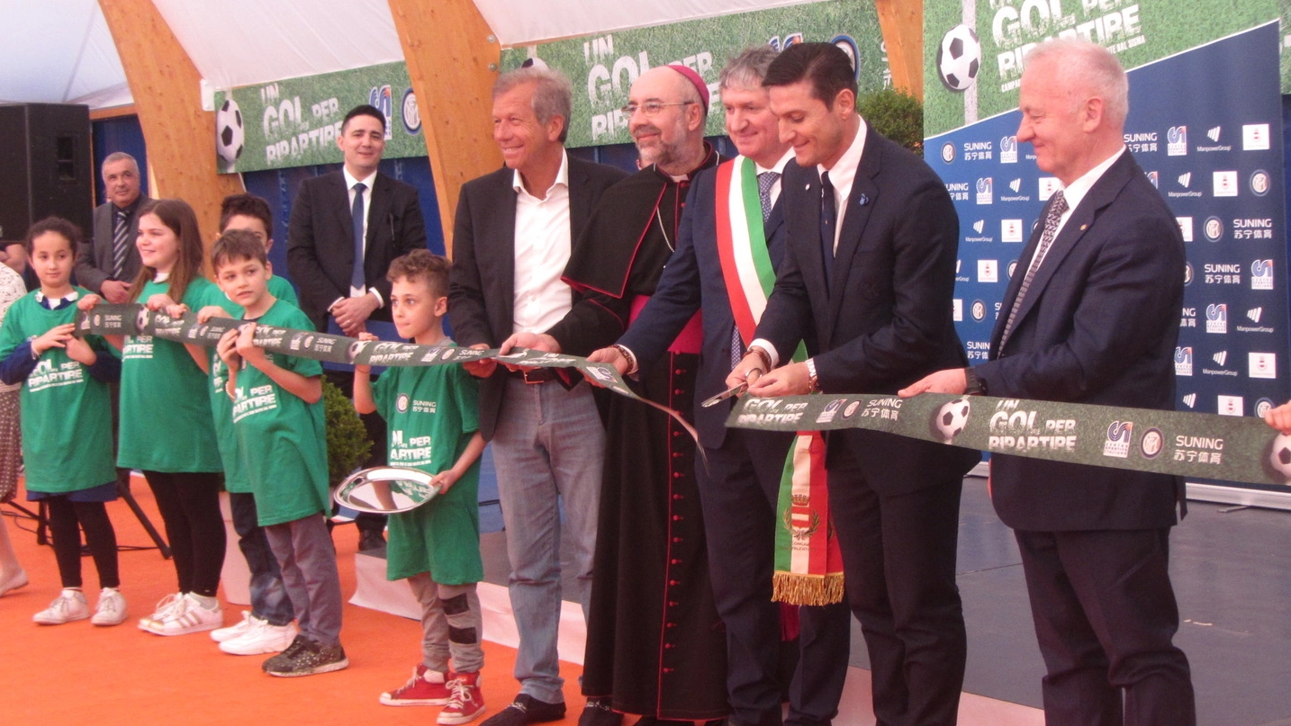 Il taglio del nastro col vescovo Marconi, il sindaco Giuseppe Pezzanesi e Javier Zanetti dell’Inter