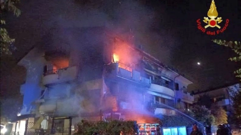 Palazzina in fiamme a Savignano: vigili del fuoco in azione
