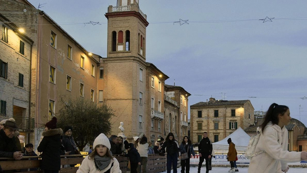 Piazza Mazzini e corso Cairoli: "Già si nota maggiore movimento grazie alla pista di pattinaggio"