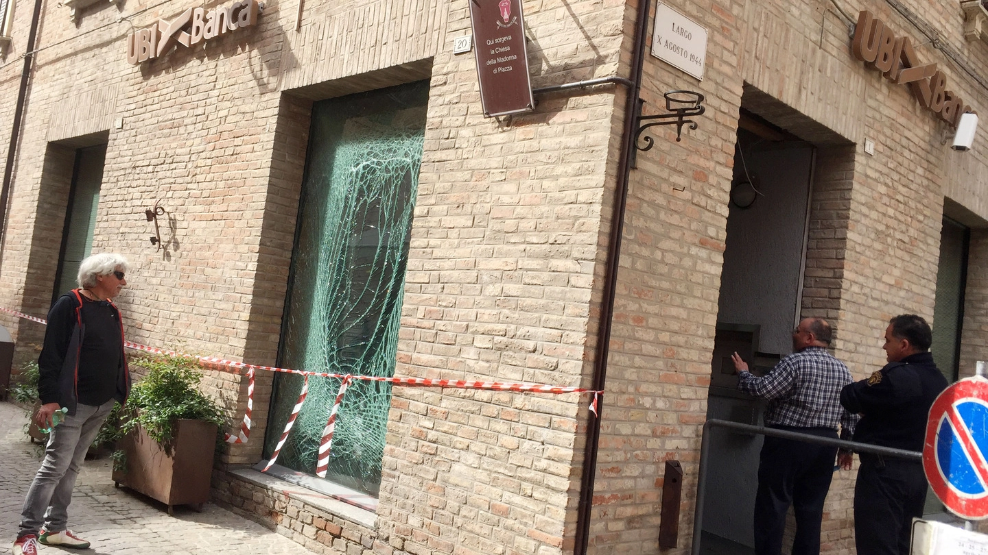 La vetrata distrutta della banca: i residenti hanno visto un’auto nera fuggire