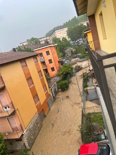 Bomba d’acqua a Pavullo (Modena) oggi: strade inondate da acqua e fango