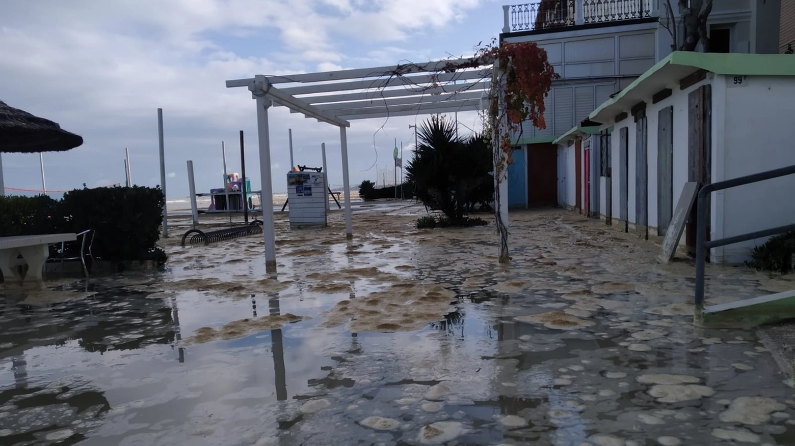 L'acqua ha invaso gli stabilimenti balneari a Rimini