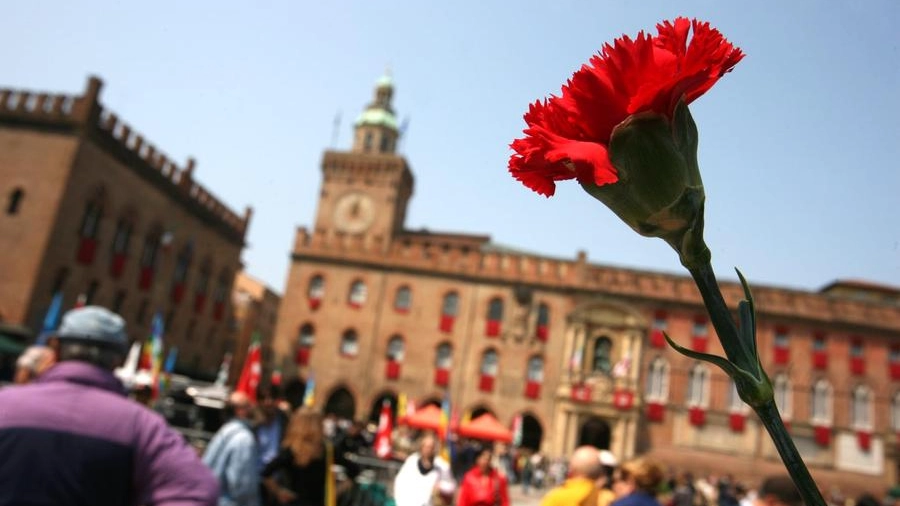 1 maggio 2021, tavola rotonda dei sindacati in piazza Maggiore a Bologna