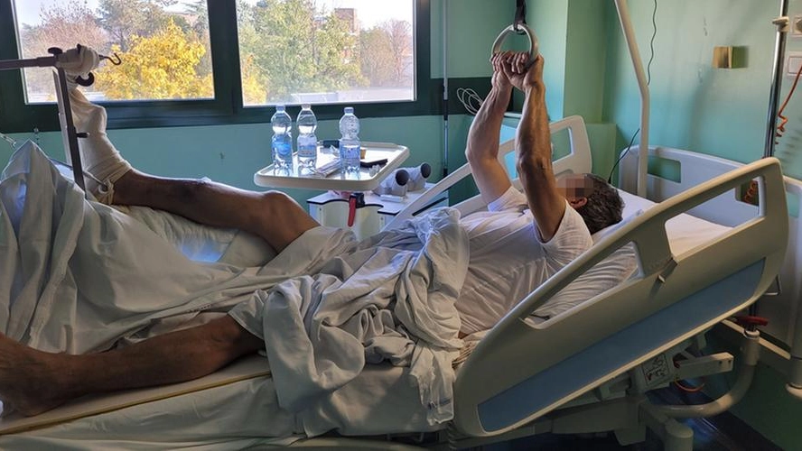 Il 62enne ricoverato nel reparto di Ortopedia per una brutta frattura scomposta 