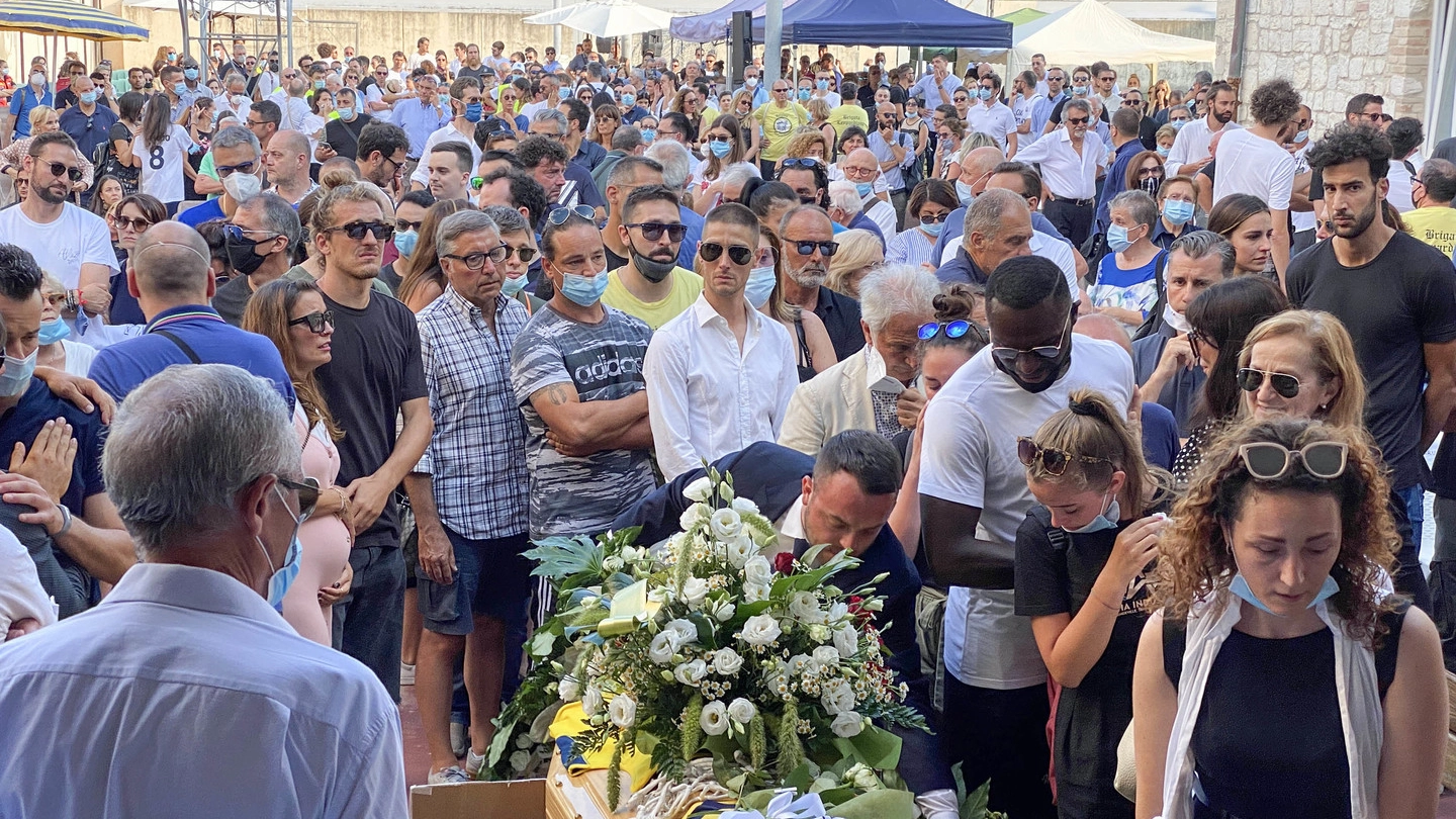 Porto Recanati folla per il funerale di Attilio Pierini, morto in un incidente a 38 anni