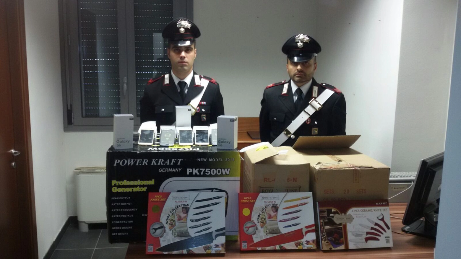 I prodotti contraffatti sequestrati dai carabinieri