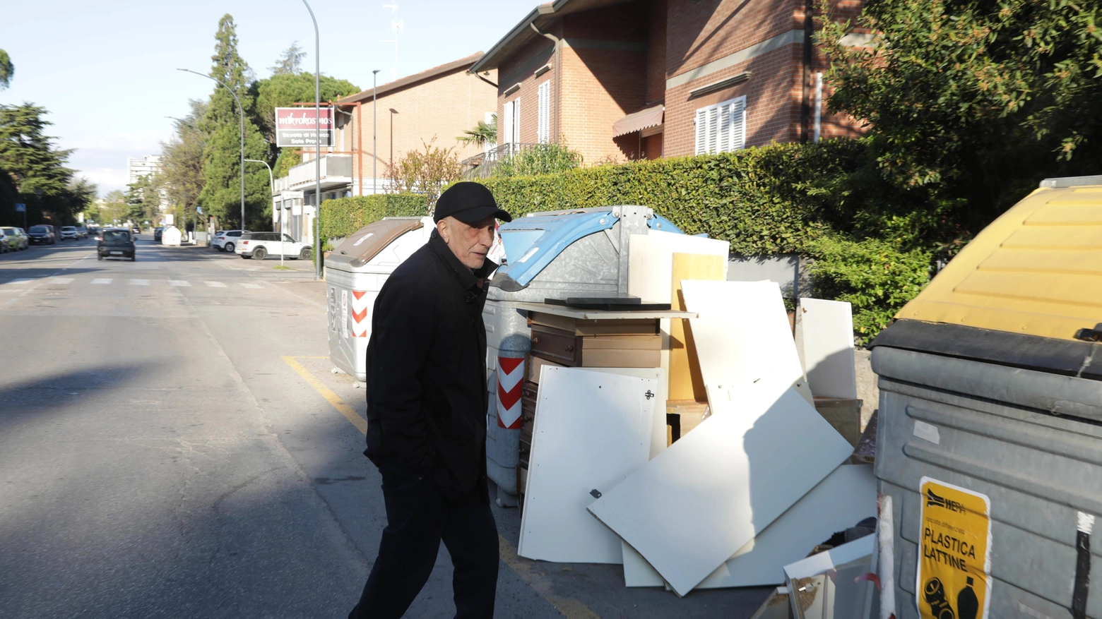 Legno e mobili accanto ai cassonetti  Rifiuti abbandonati in via Zalamella