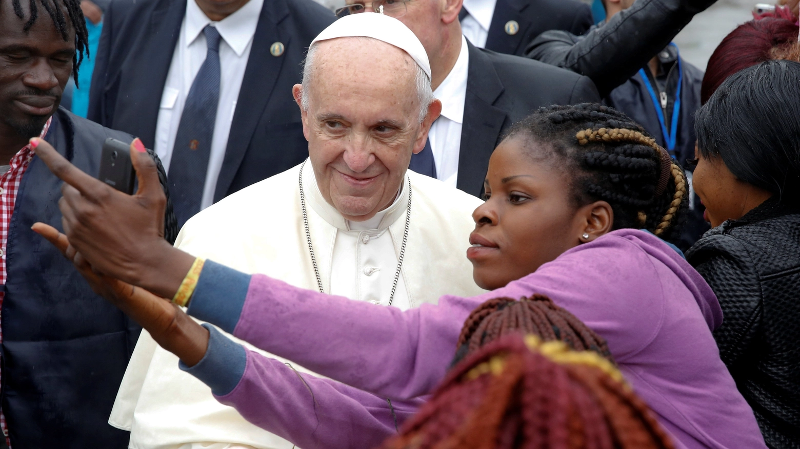 Il Papa nell'hub di via Mattei a Bologna (Reuters)