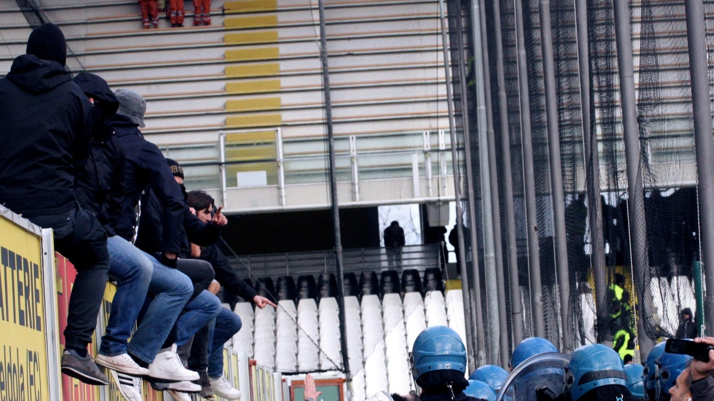 Cesena, la polizia nel reparto che ospitava i tifosi dell'Ascoli (Foto Ravaglia)