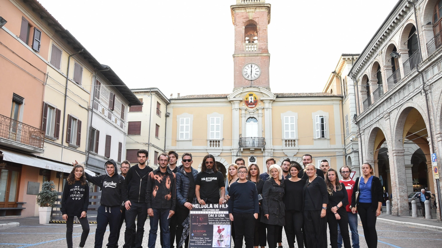 Il gruppo di attori in piazza Felice Orsini a Meldola (foto Fantini)