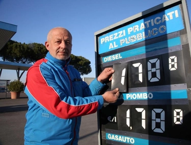 Taglio dei prezzi benzina e diesel Cesena, grande corsa al pieno