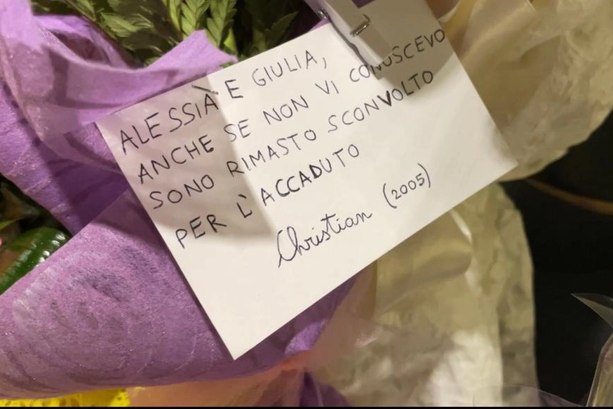 Tantissimi i messaggi e corone di fiori nel punto in cui sono morte Alessia e Giulia