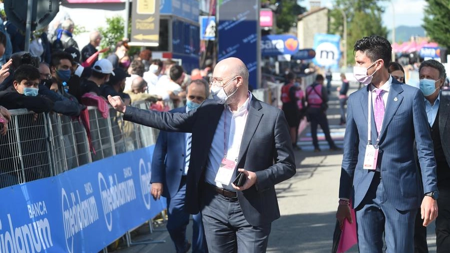 Bonaccini durante una tappa del Giro d'Italia 2021 passato dalla Romagna