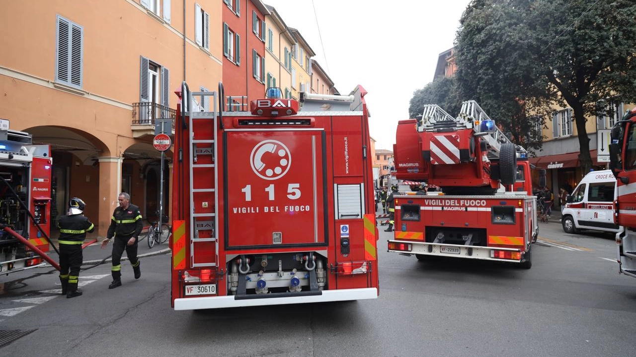 Incendio in via Augusto Righi a Bologna (foto Schicchi)