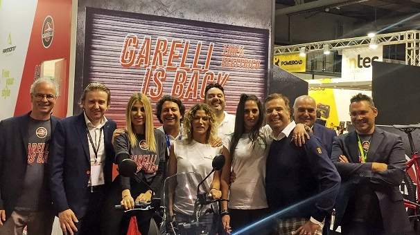 Il team della nuova Garelli con i titolari del marchio durante il salone di Milano dedicato alle moto