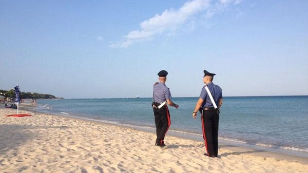 Carabinieri in pattugliamento sulla spiaggia (Foto archivio)