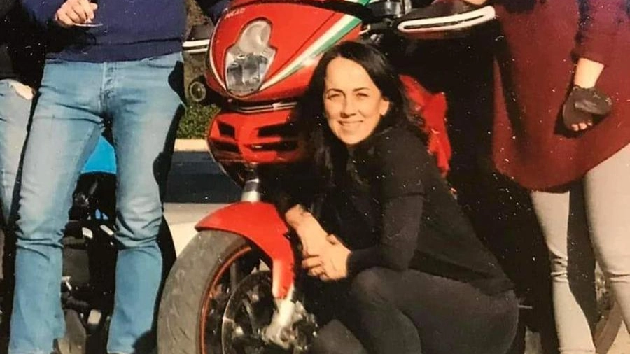 Sabina Bolognini, in una foto che la ritrae con gli amici del bar e le loro moto