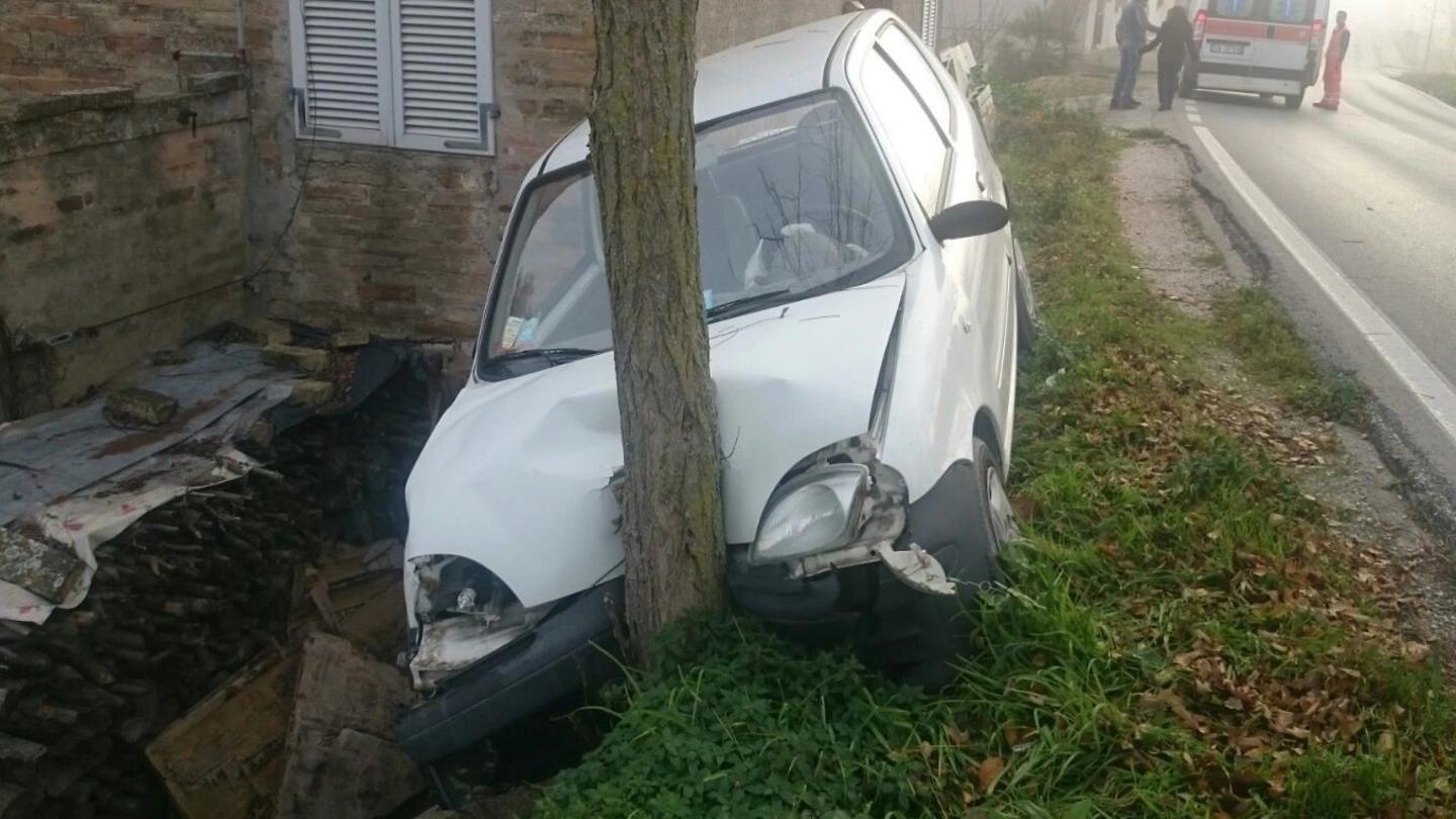 Monte Urano, l’auto di don Angelo Lattanzi è finita contro un albero