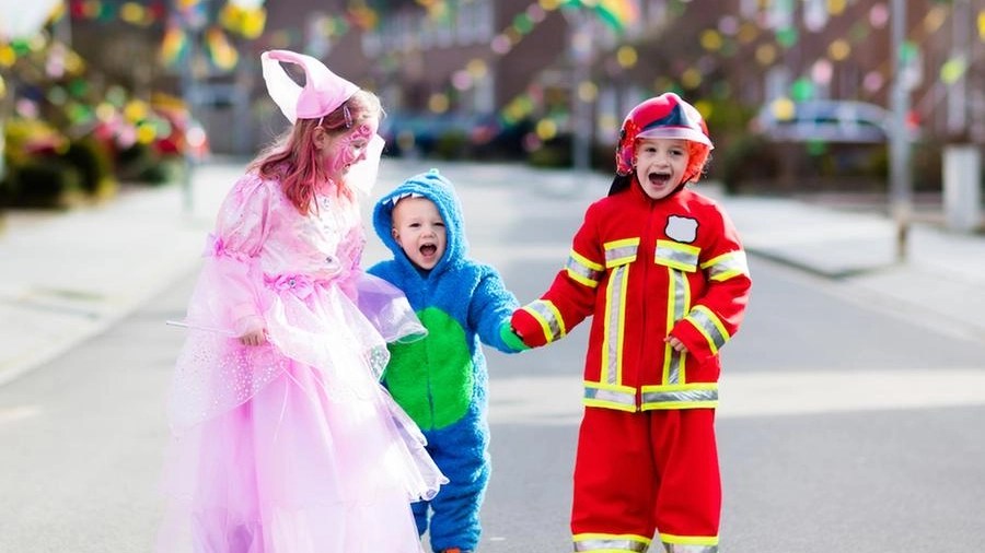 Bambini con costumi di Carnevale 