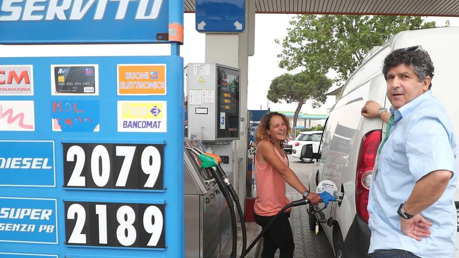 Benzina, i prezzi aumentano: di nuovo sopra i 2 euro