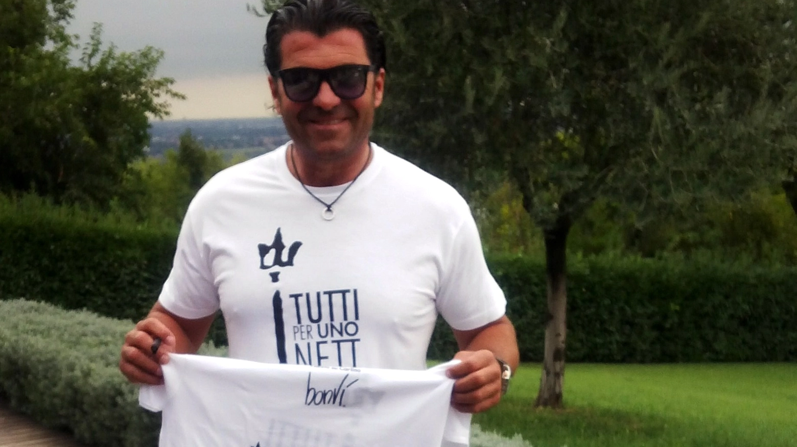 Alberto Tomba con la maglietta dedicata al Nettuno