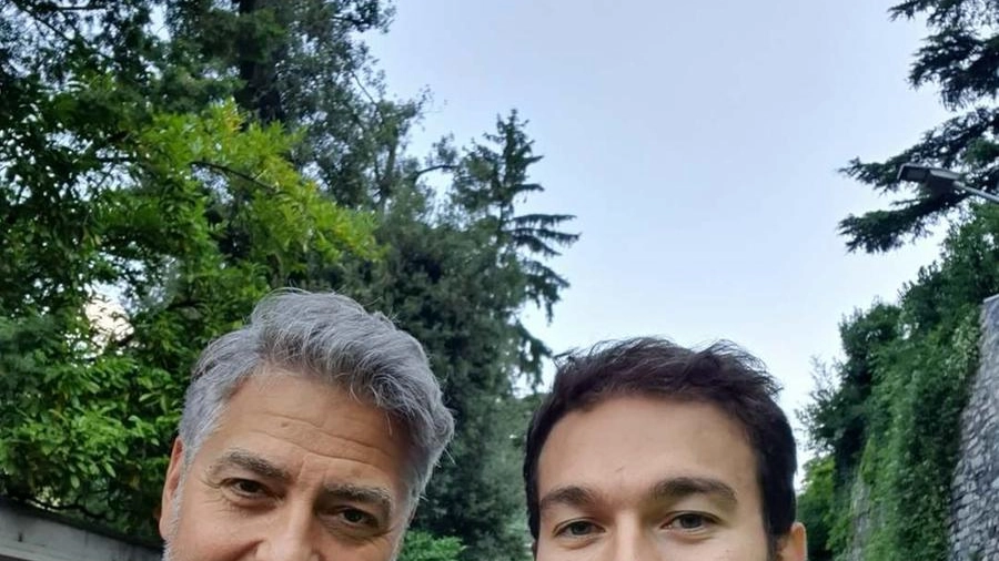 George Clooney con un volontario