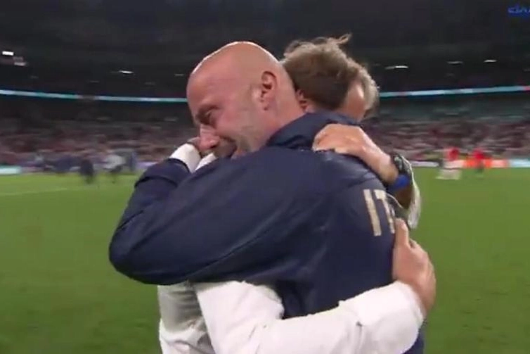 L'abbraccio tra Mancini e Vialli dopo la vittoria a Wembley (fermo immagini Sky, Ansa)