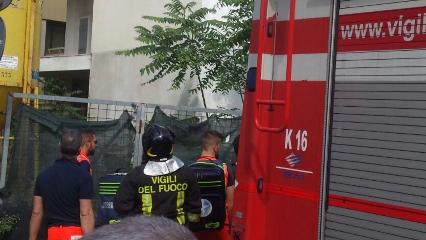 Rimini, trovato morto in uno stabile: i vigili del fuoco sono intervenuti a Miramare