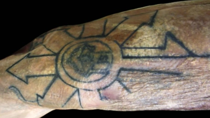 il tatuaggio dell'uomo ritrovato senza vita in Val di Fiemme