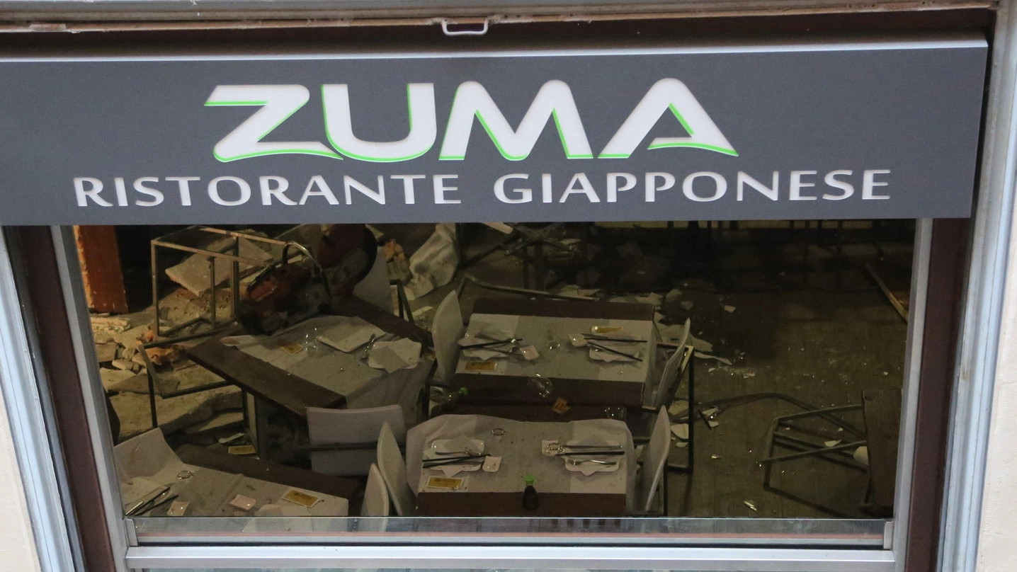 Esplosione a Bologna al ristorante asiatico Zuma, in pieno centro (foto Schicchi)
