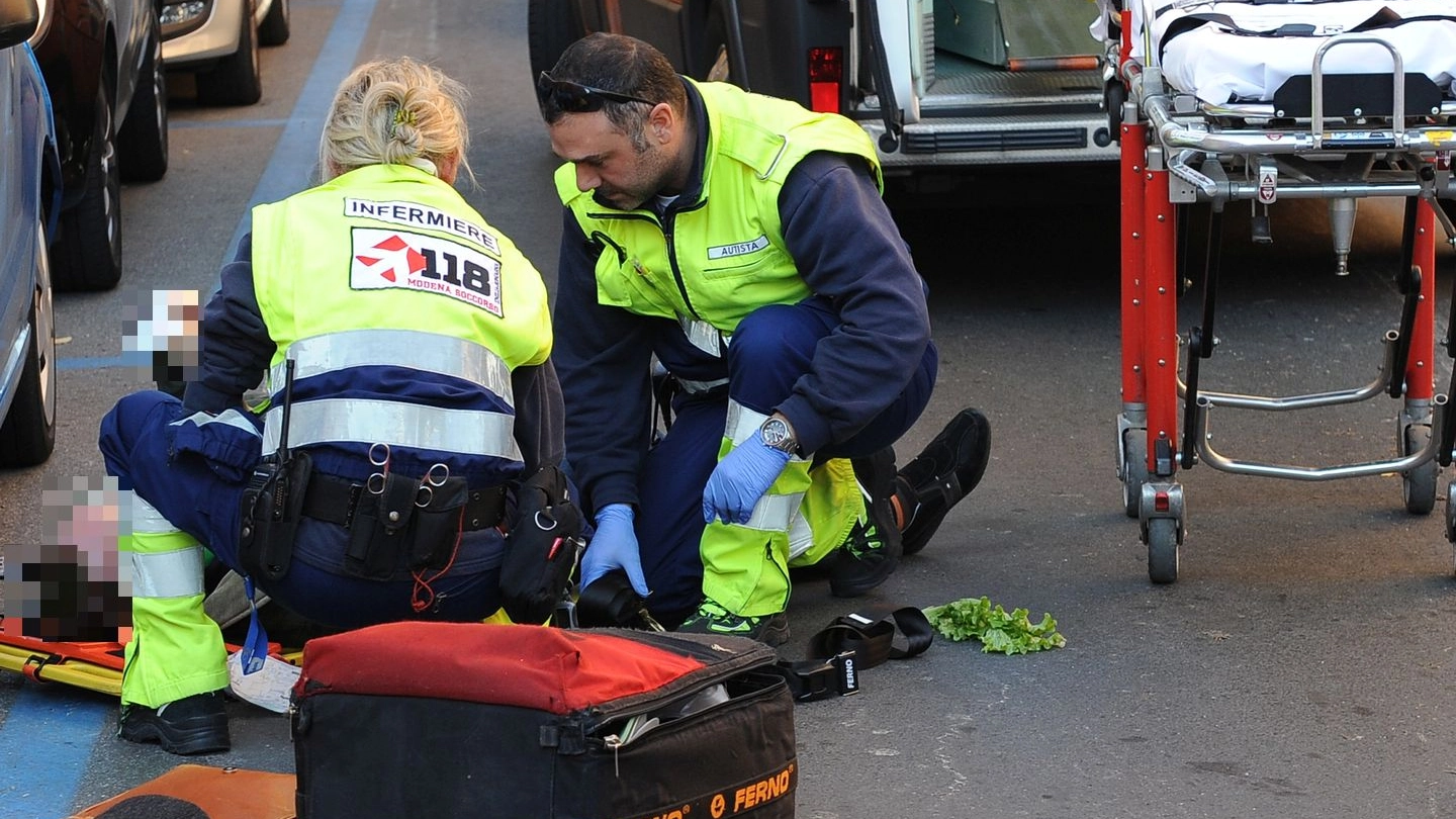 Incidente a Modena, l'uomo è stato soccorso dal 118 (FotoFiocchi)