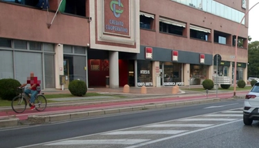 Cesena, imprenditore sommerso dai debiti tenta il suicidio in strada