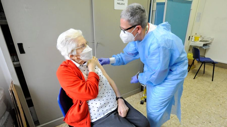 Continuano i vaccini agli anziani