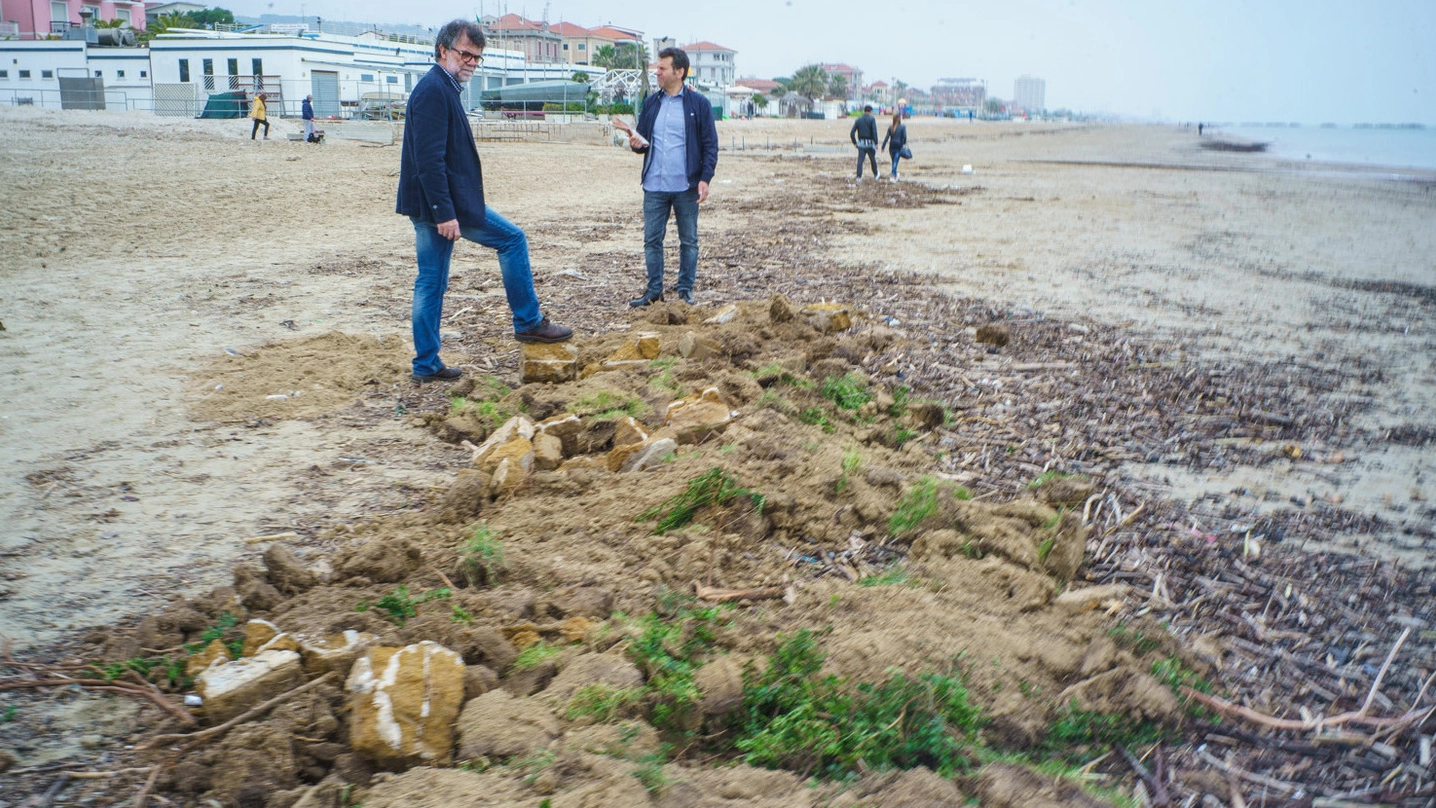 Porto San Giorgio, pietre e zolle scaricate sulla spiaggia (Foto Zeppilli)