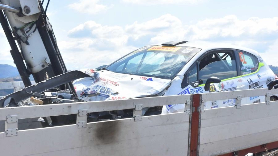 La Peugeot 208. di Gubertini e Ialungo viene portata via dopo l’incidente