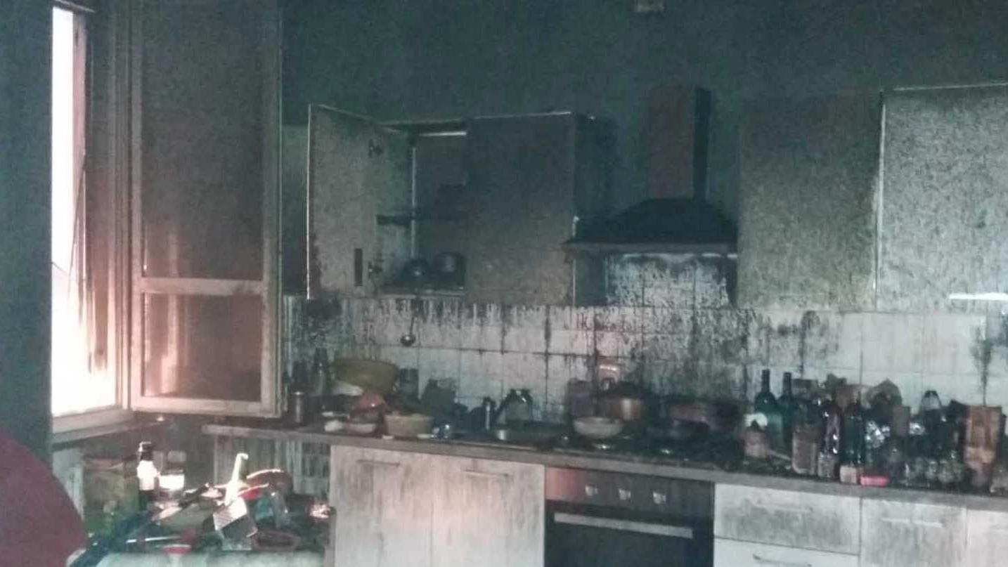 L’interno dell’appartamento incendiatosi