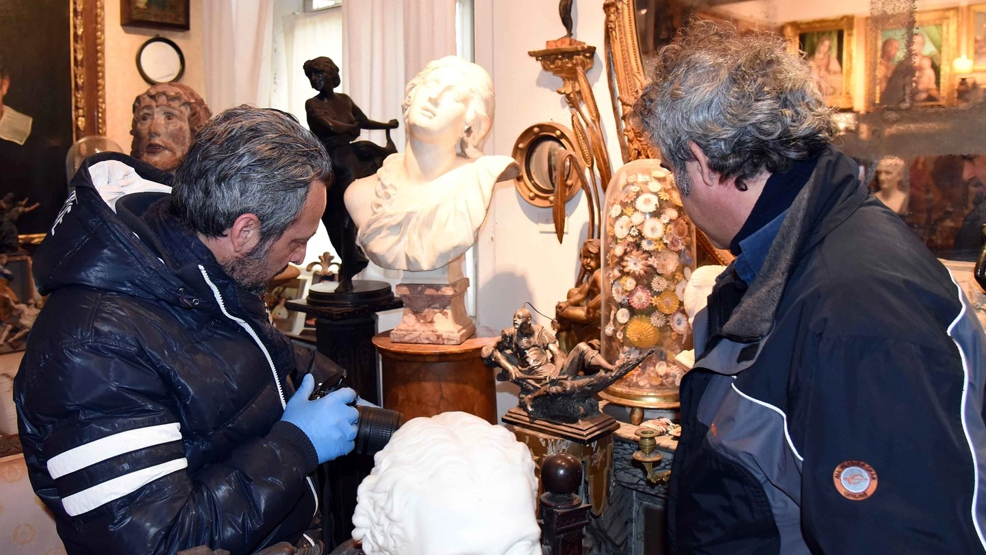 I carabinieri indagano tra le opere d’arte della famiglia Sgarbi