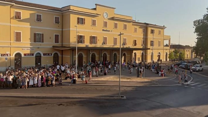 Disagi per i viaggiatori alla stazione di Empoli dopo l'incendio