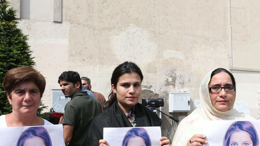 Una manifestazione della comunità di immigrati dal Pakistan dopo il delitto di Sana Cheema