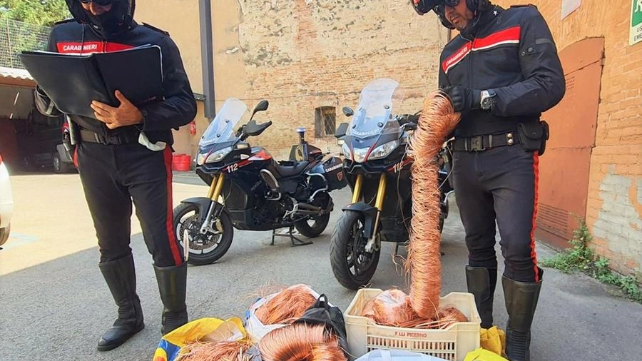 L'operaio è stato arrestato dai carabinieri