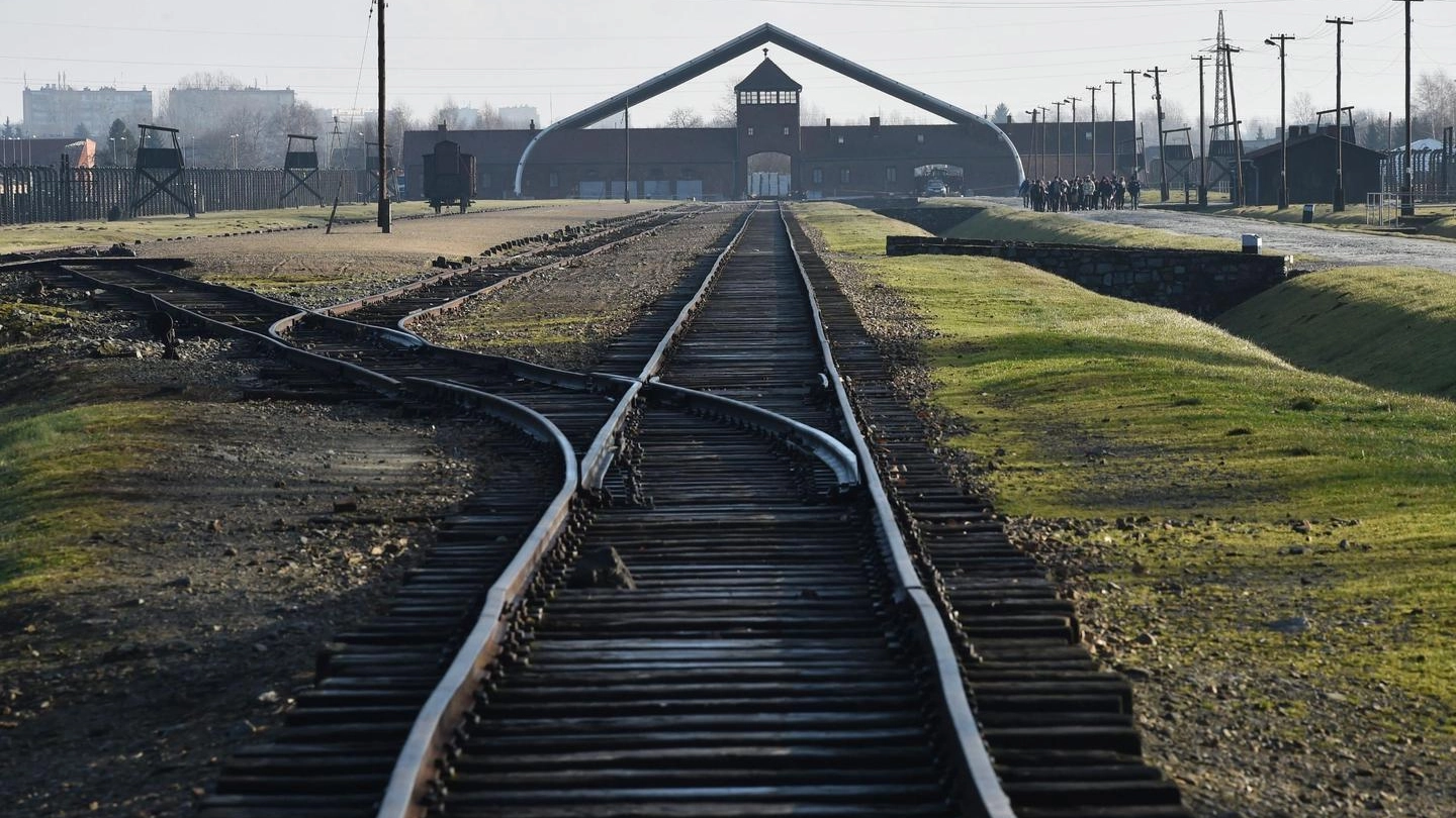 Predappio nega contributo per viaggio ad Auschwitz, è polemica (Ansa)