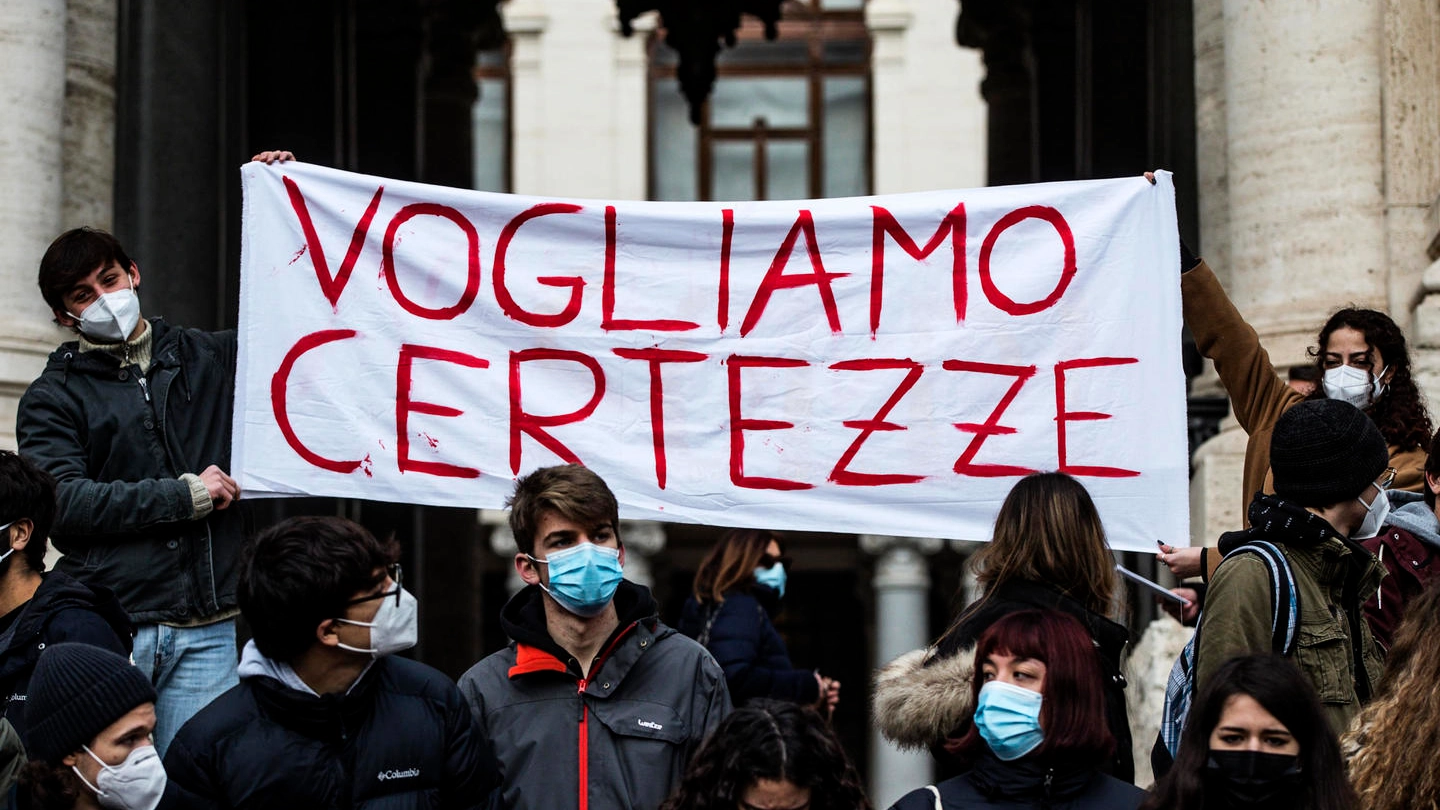 Studenti protestano davanti al ministero dell'Istruzione a Roma (Ansa)