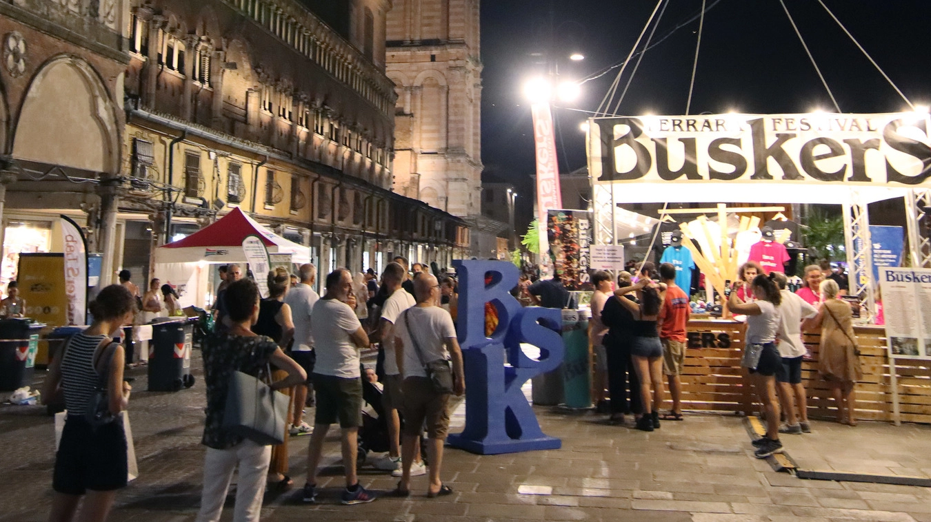 Alcuni momenti del Buskers festival per le piazze e le vie del centro di Ferrara