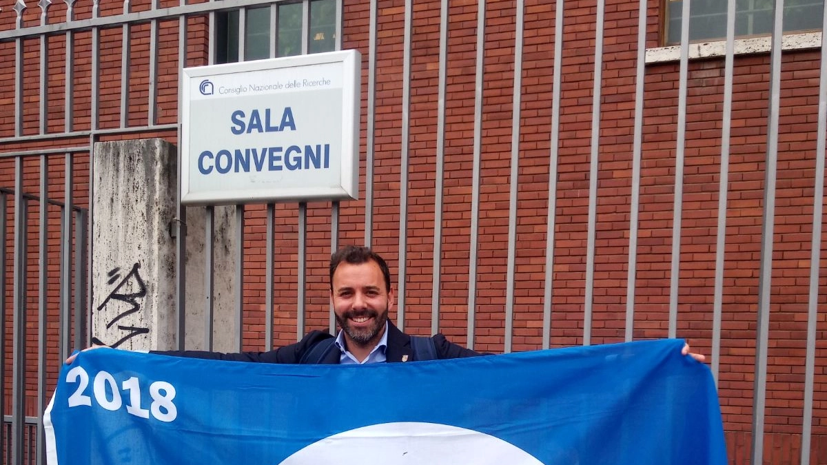 L'assessore Costantini con la Bandiera Blu
