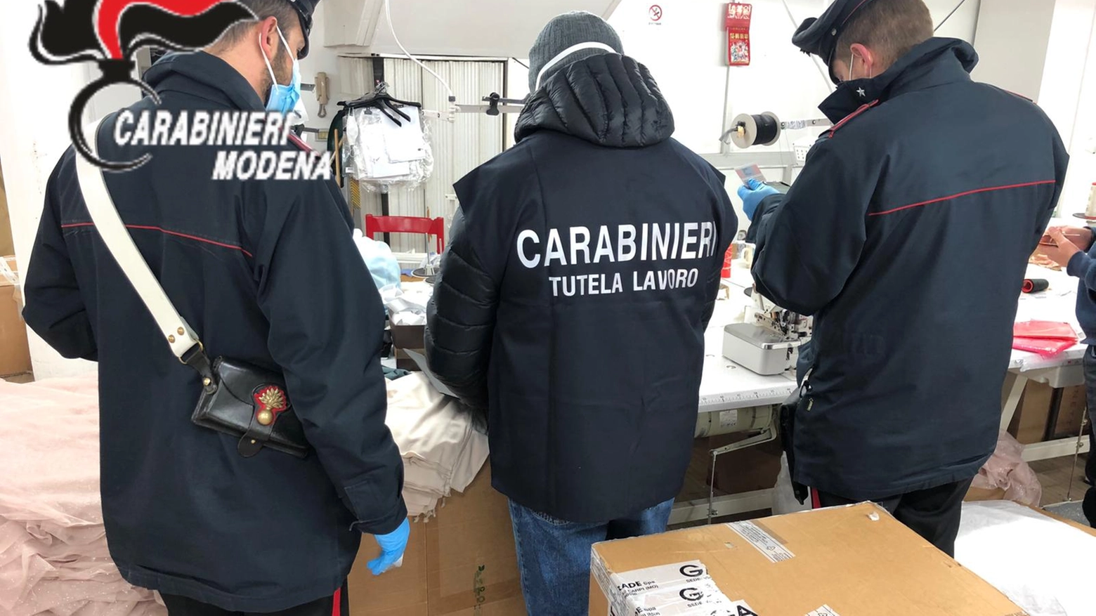 Carabinieri di Carpi all'interno del laboratorio clandestino 